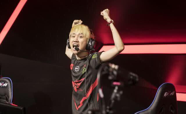 官方：巴萨前锋罗克租借加盟皇家贝蒂斯，租期一年